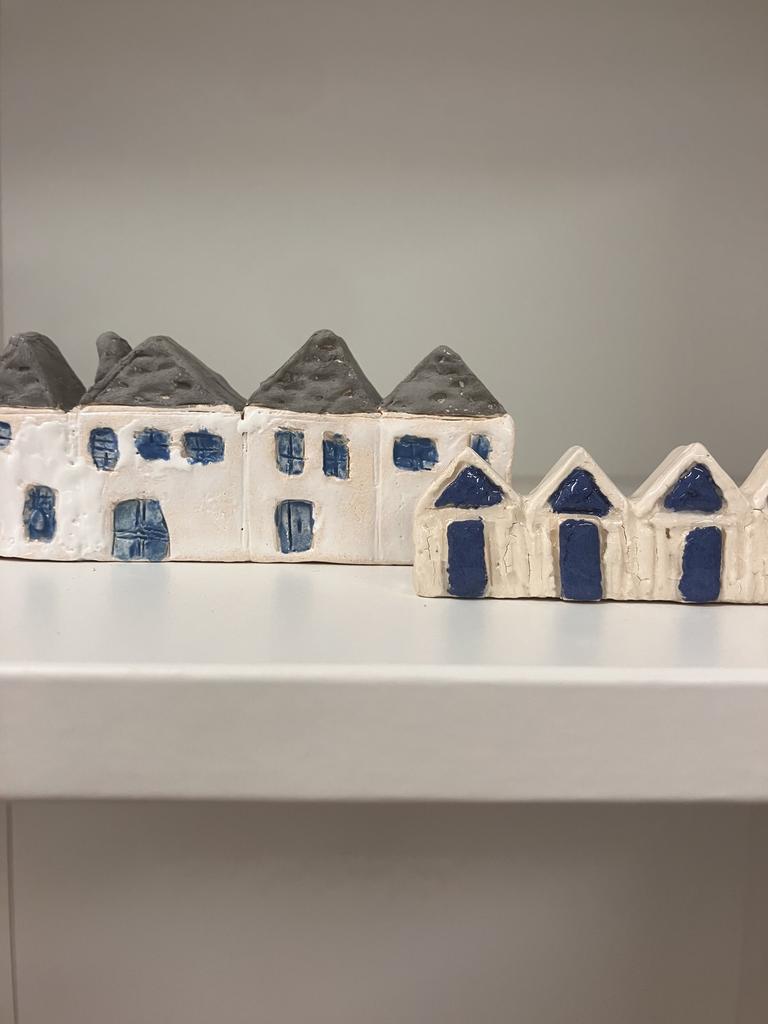 Des maisons et des cabanes réalisées en poterie